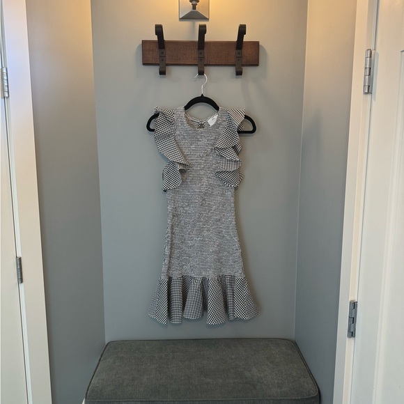 Stylish Black and White Dress - Picture 4 of 8